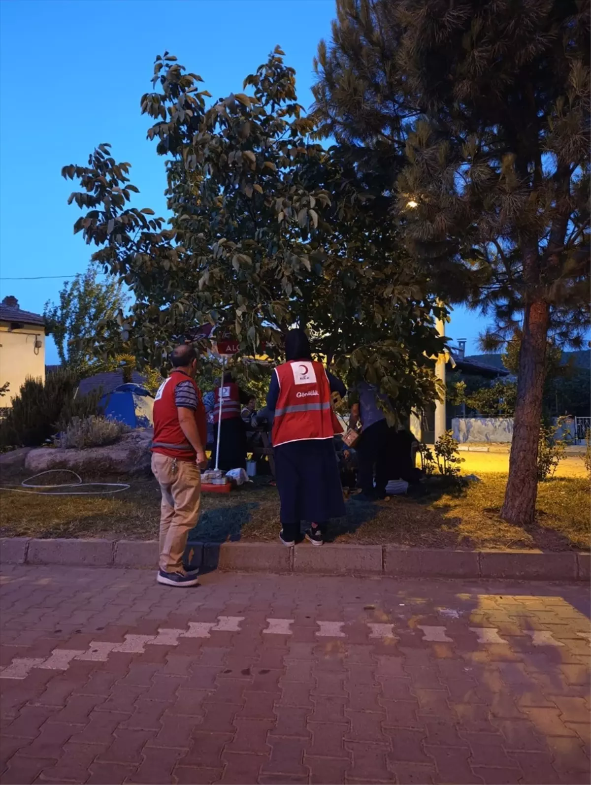 Sındırgı\'da Depremzedelere Yardım Elini Kızılay Uzanıyor