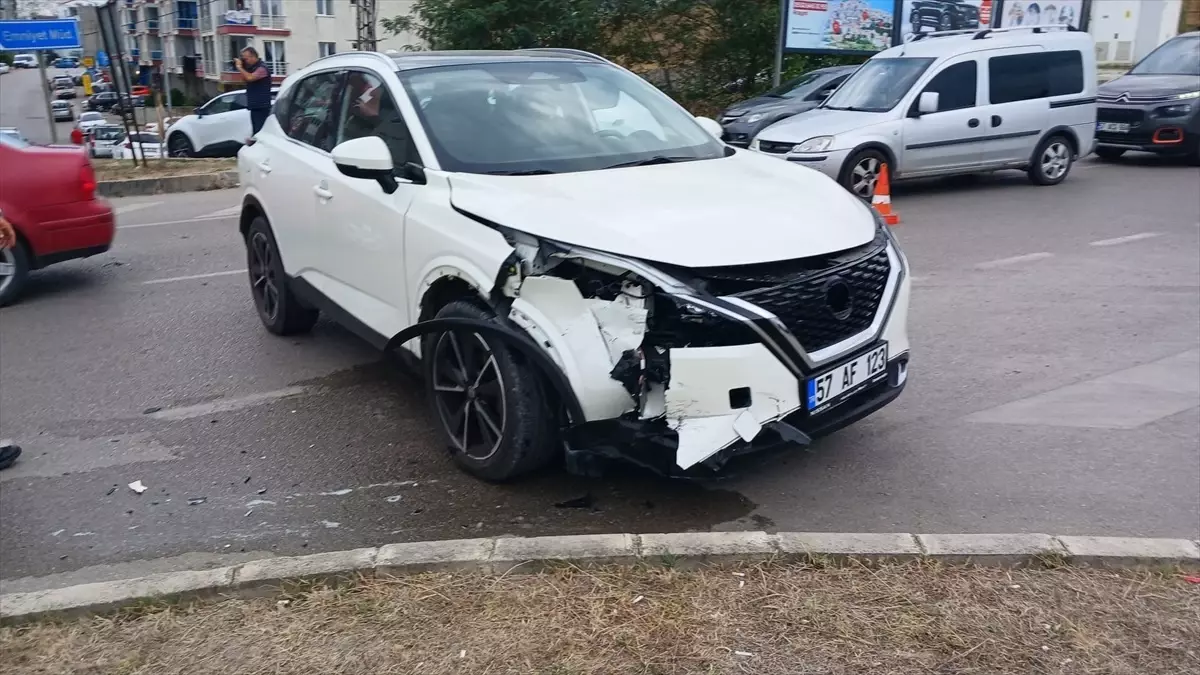 Sinop\'ta Trafik Kazası: İki Yaralı