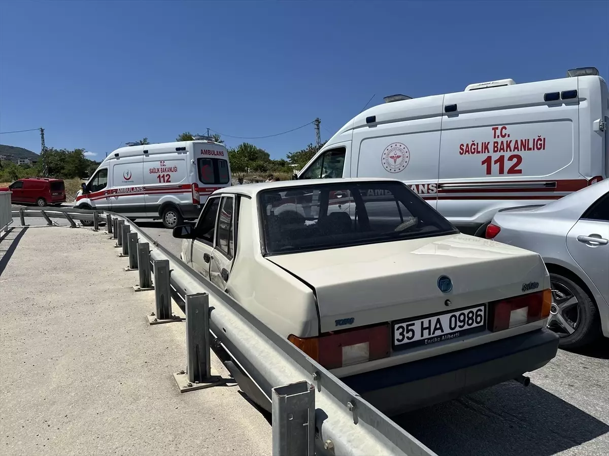 Gerze\'de Trafik Kazası: 3 Yaralı