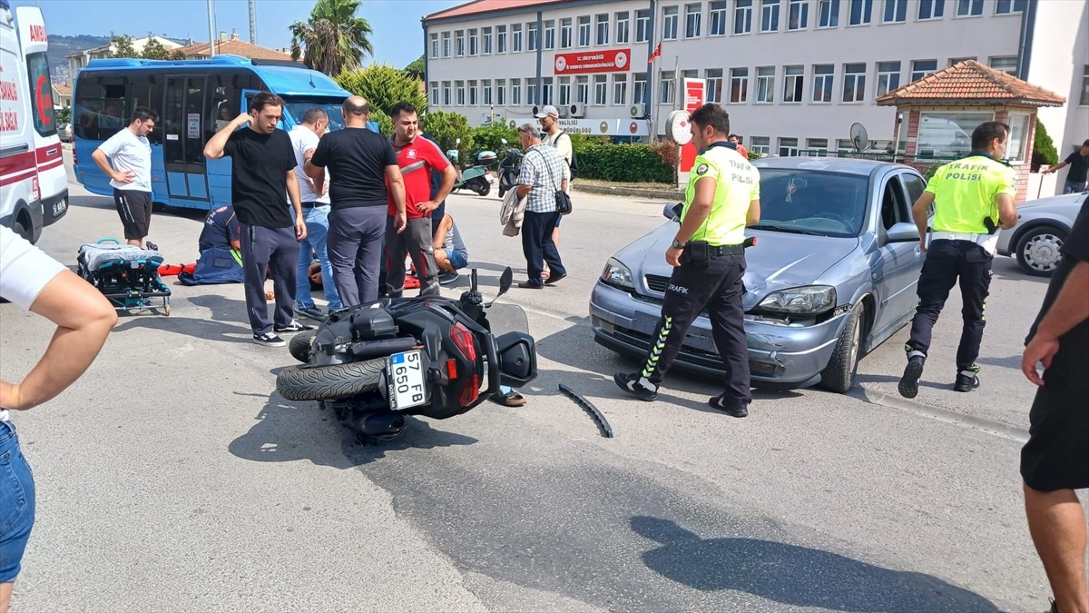 Sinop\'ta Otomobil-Motosiklet Kazası: Sürücü Yaralı