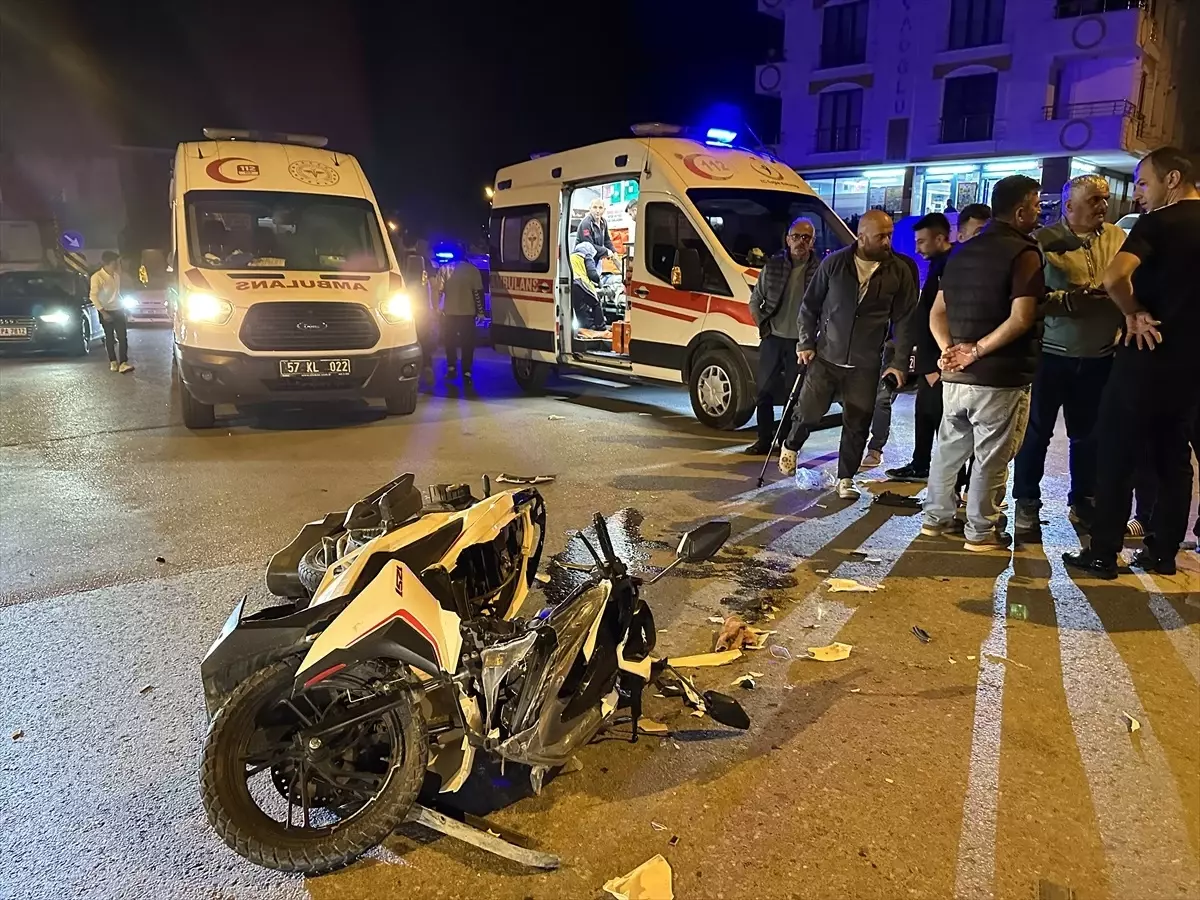 Sinop\'ta Otomobil-Motosiklet Çarpışması: 2 Yaralı