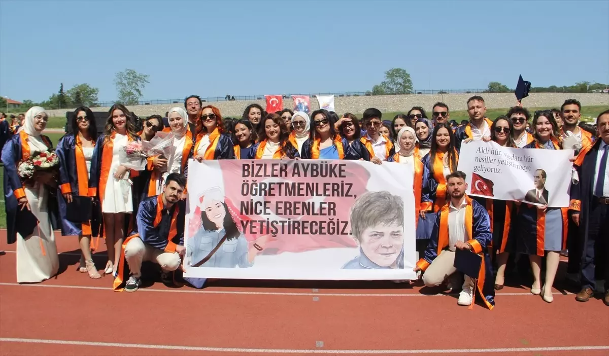Sinop Üniversitesinin mezuniyet töreninde öğrenciler İsrail\'in Gazze\'ye saldırılarını kınadı