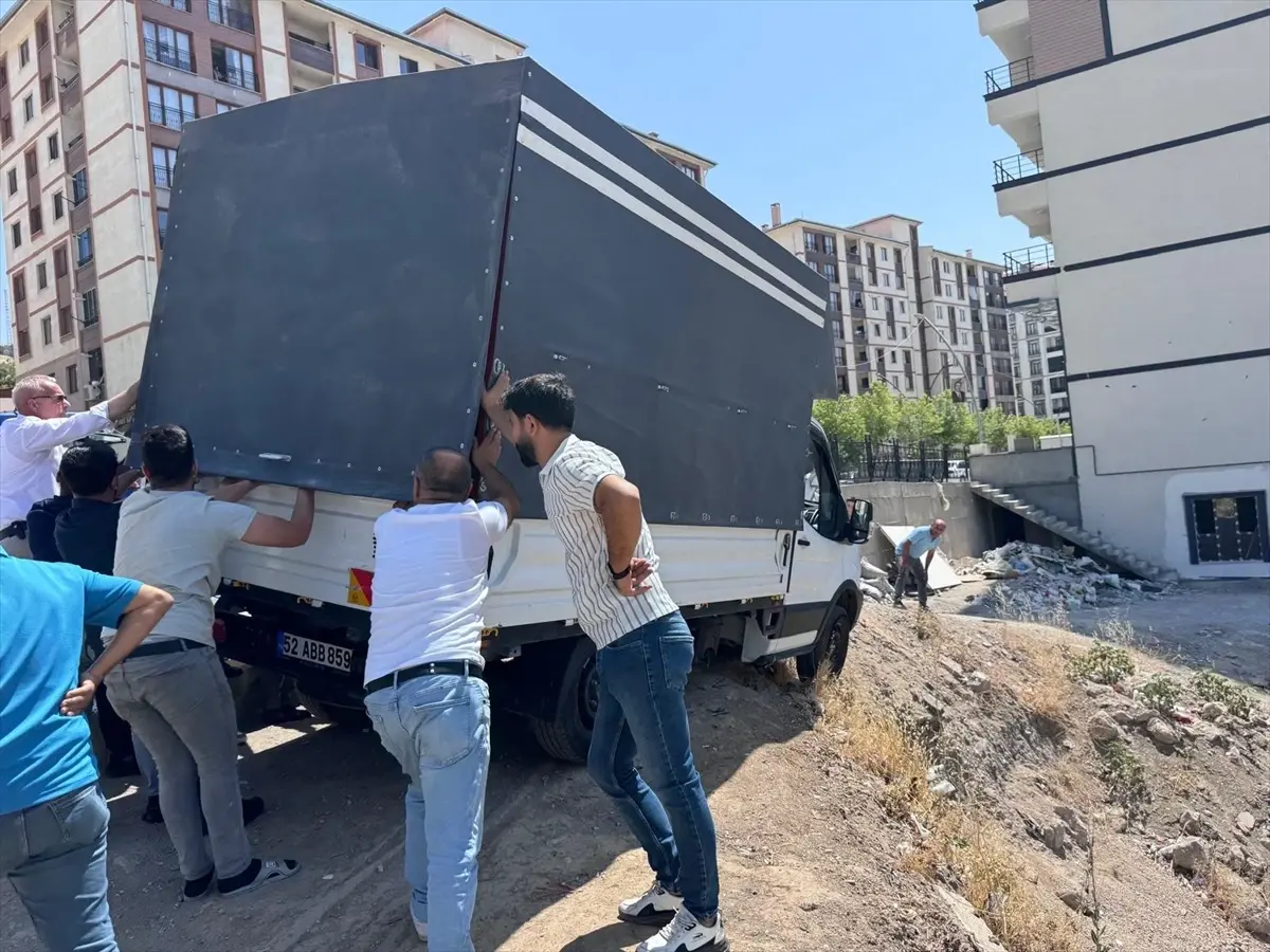 Şırnak\'ta Kamyonet Kurtarıldı