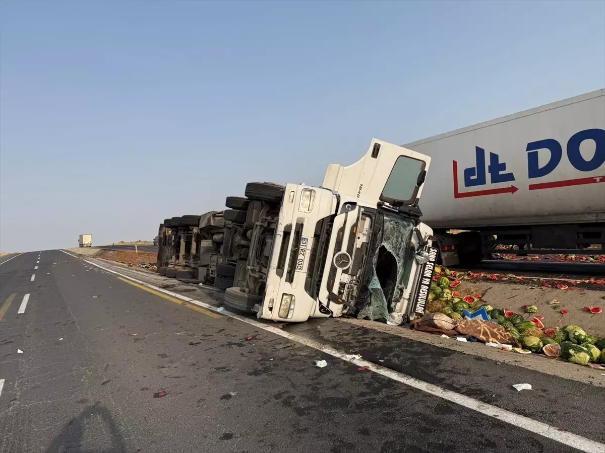 Şırnak\'ta Karpuz Yüklü Tır Devrildi: Sürücü Yaralı