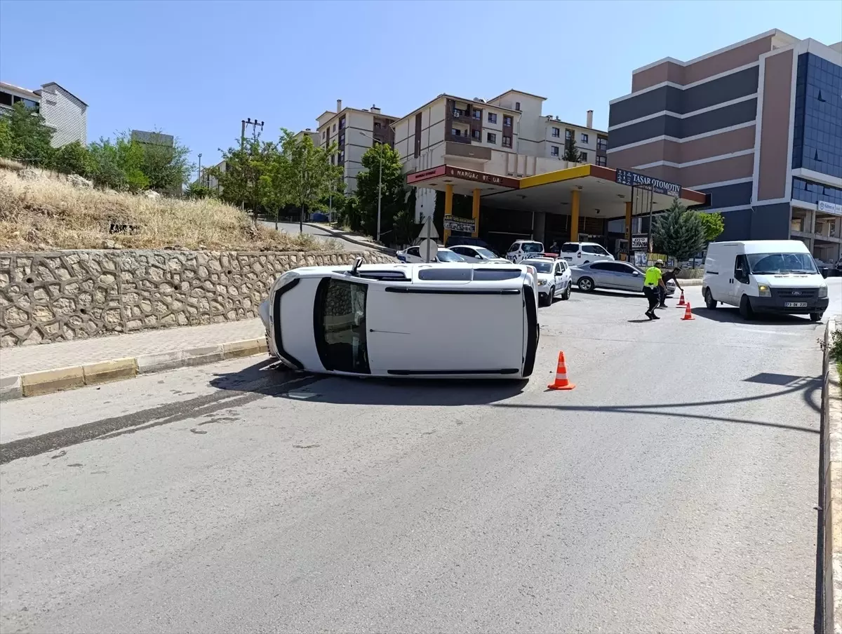 Şırnak\'ta refüje çarparak devrilen hafif ticari araçtaki 2 kişi yaralandı