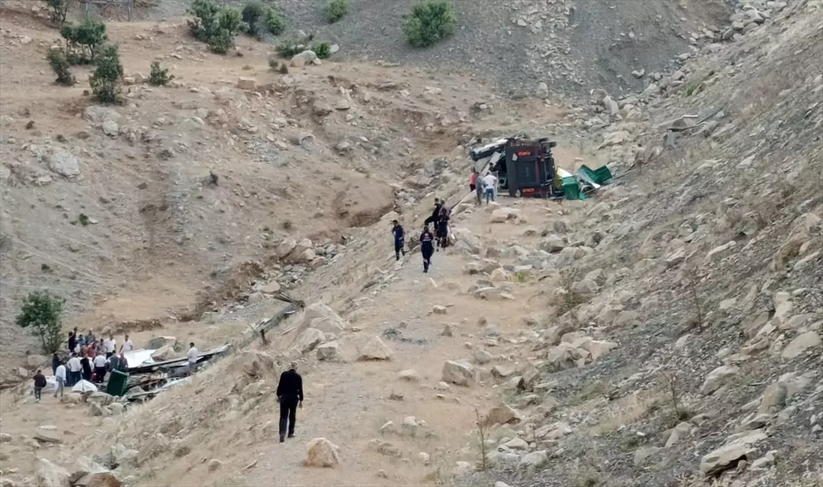 Şırnak\'ta şarampole devrilen tırın sürücüsü ağır yaralandı