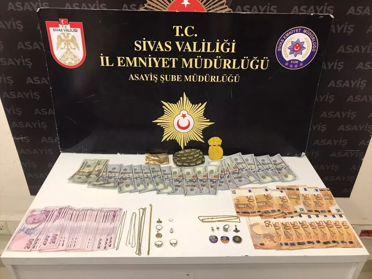 Sivas\'ta Dolandırıcılık Operasyonu: 2 Tutuklama