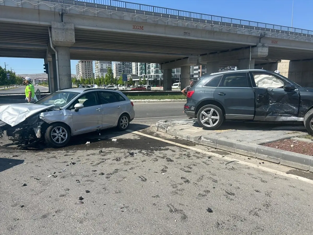 Sivas\'ta cip ile otomobil çarpıştı, 4 kişi yaralandı