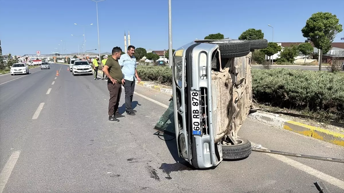 Sivas\'ta otomobil devrildi: 2 yaralı