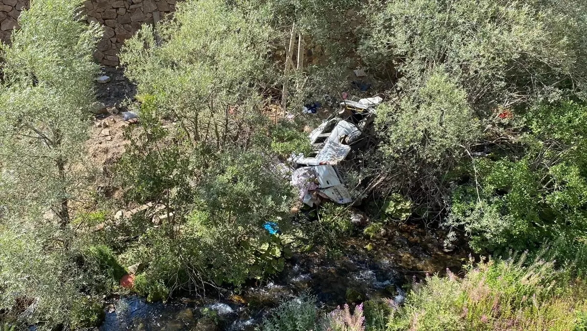 Minibüs Uçuruma Yuvarlandı: 3 Ölü, 18 Yaralı