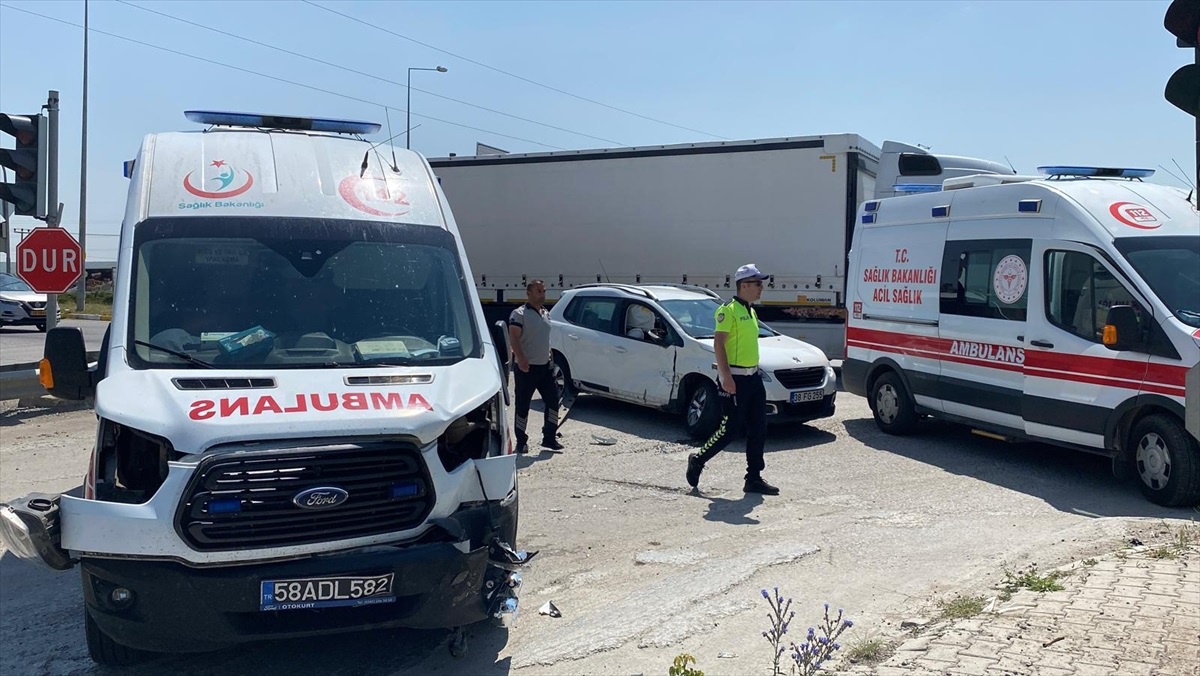 Sivas\'ta Ambulans Otomobile Çarpıştı: 5 Yaralı