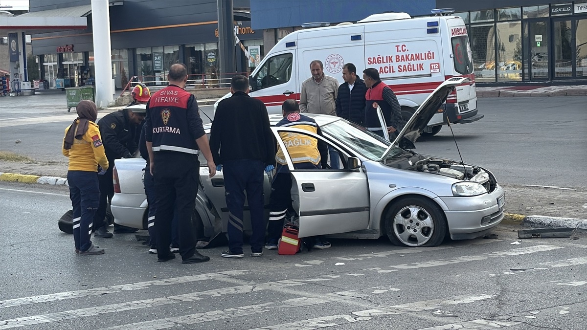 Sivas\'ta Trafik Kazası: 1 Ölü, 3 Yaralı