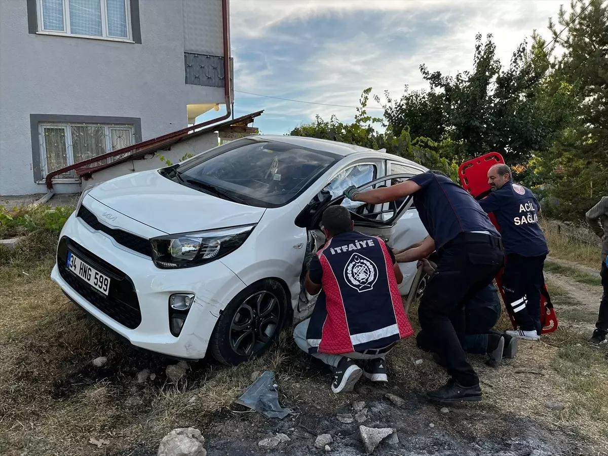 Sivas\'ta Trafik Kazası: 3 Yaralı
