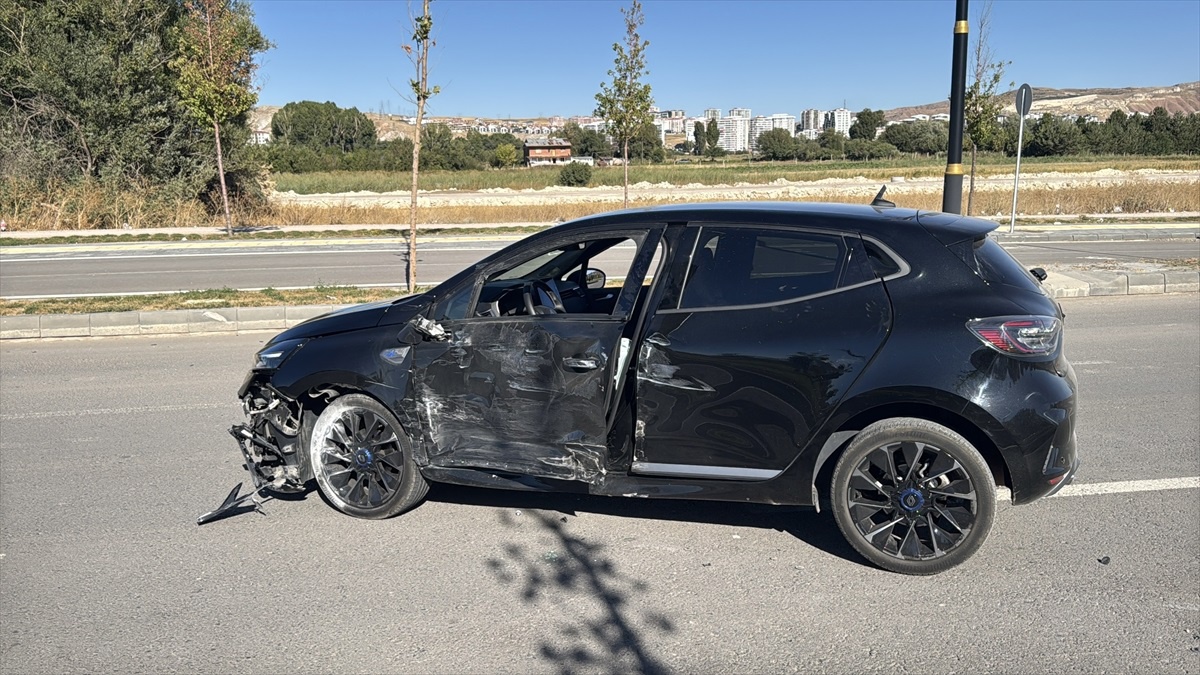 Sivas\'ta minibüs ile otomobilin çarpıştığı kazada 3 kişi yaralandı