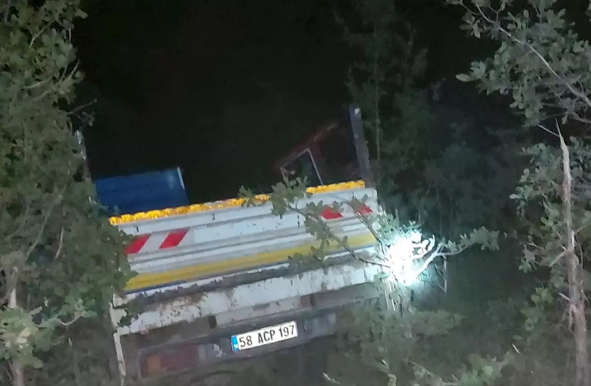 Sivas\'ta Kamyon Devrildi: 3 Yaralı