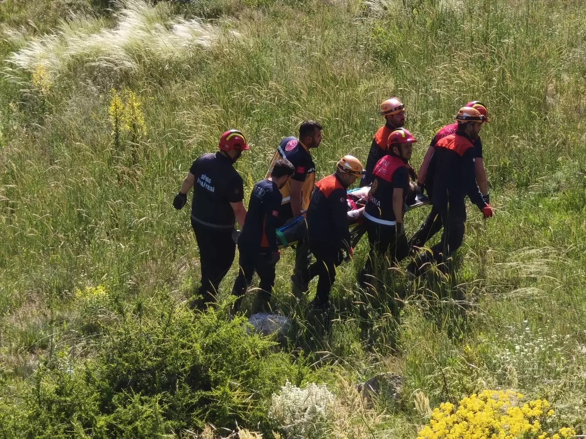 Şarampole Devrilen Kamyonet Sürücüsü Ağır Yaralandı