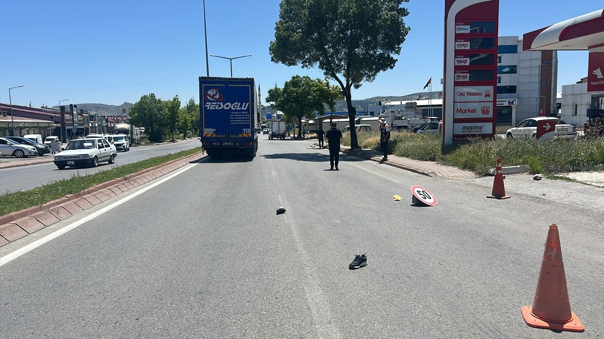 Tır Çarpan Yaya Hayatını Kaybetti