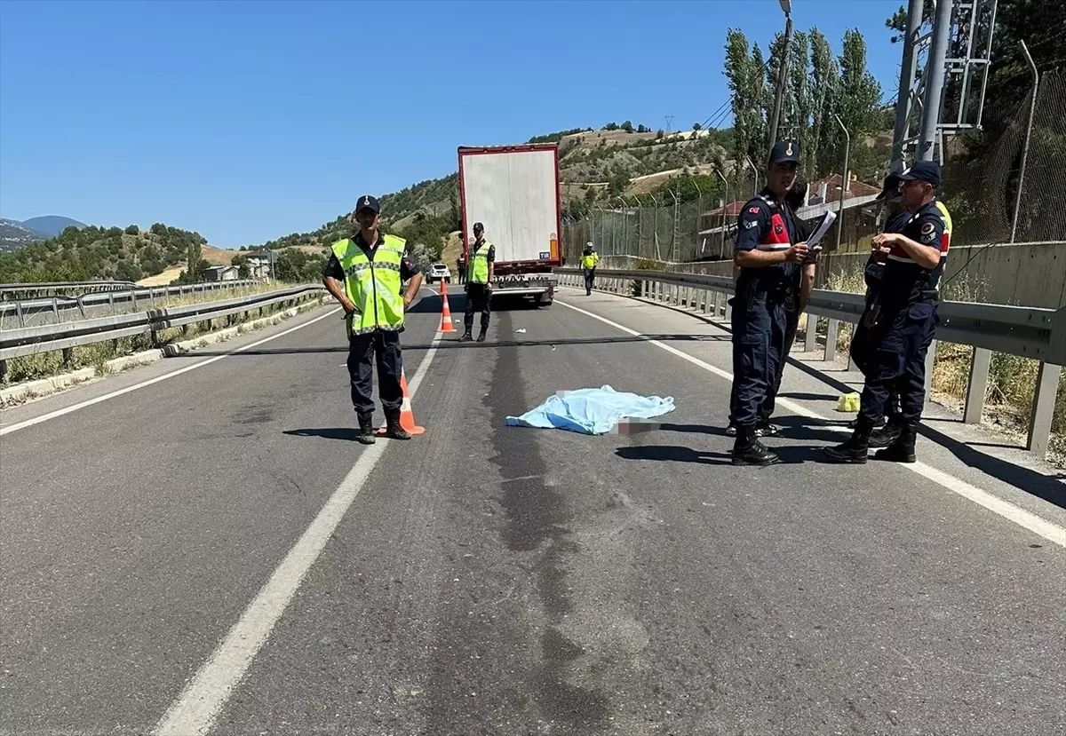Sivas\'ta Tır Çarpması: 1 Ölü, 1 Yaralı