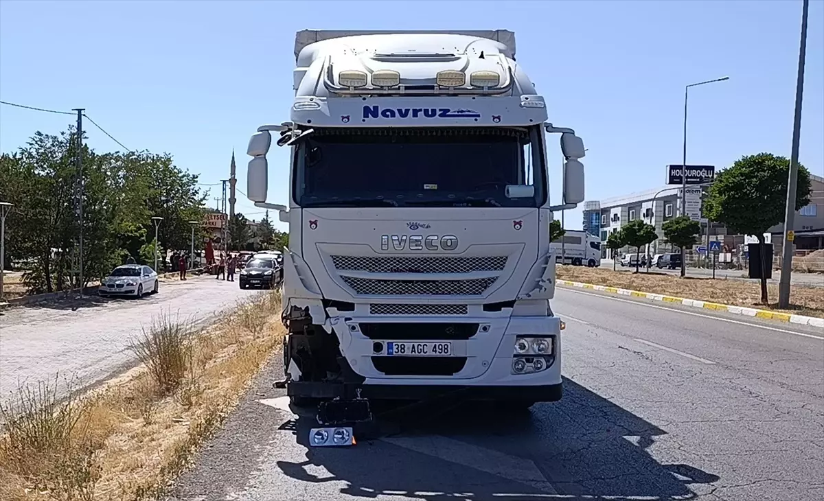 Şarkışla\'da Motosiklet Tırla Çarpıştı: 1 Ölü