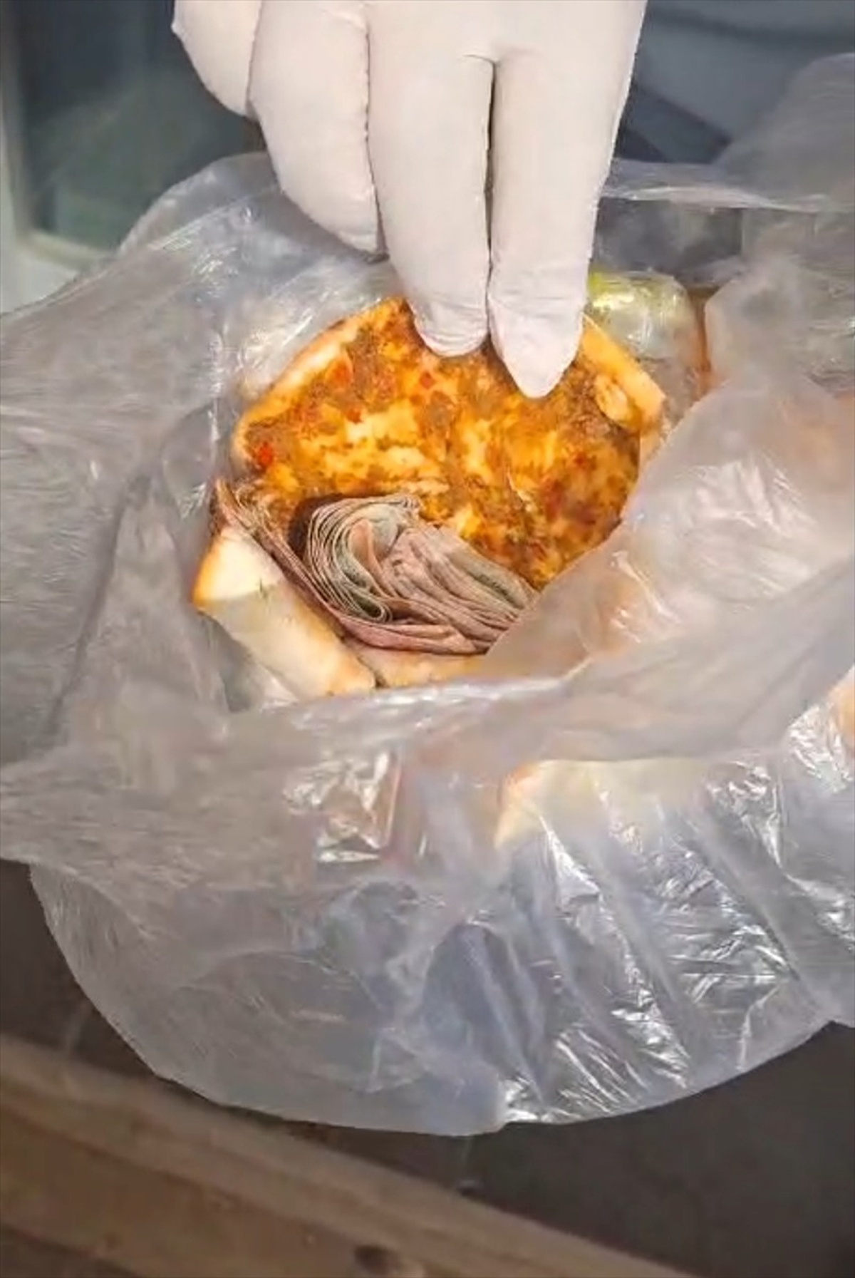 Dilenci Lahmacunun İçinde Para Gizledi