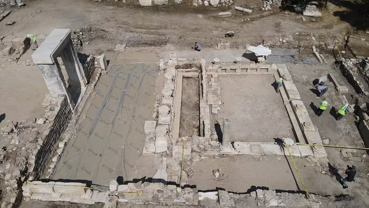Stratonikeia Antik Kenti\'nde Kütüphane Kazıları Devam Ediyor