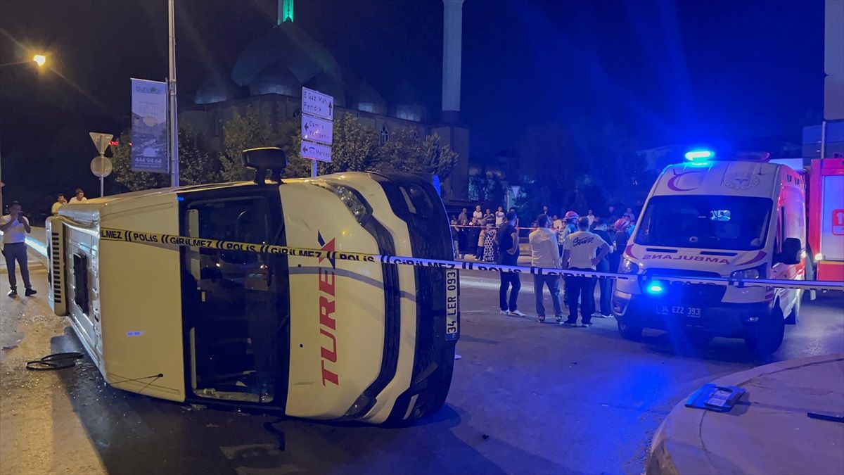 Sultanbeyli\'de Trafik Kazası: 10 Yaralı