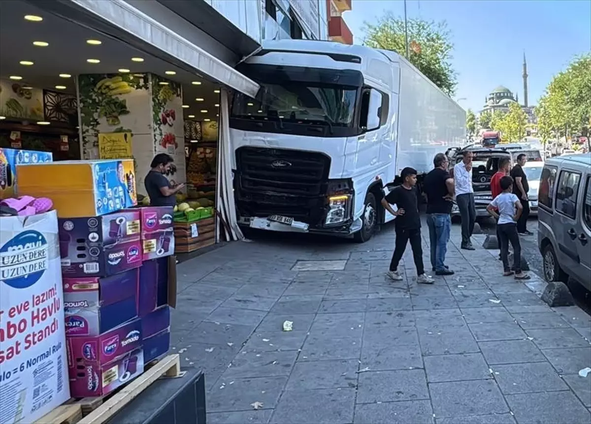 Sultanbeyli\'de Yokuşta Tır Kazası