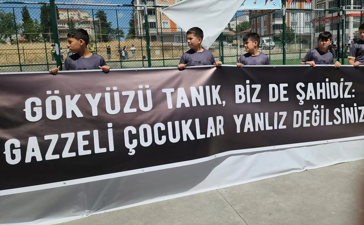 Suluova\'da minik futbolcular, Filistinli çocuklara destek için pankart açtı