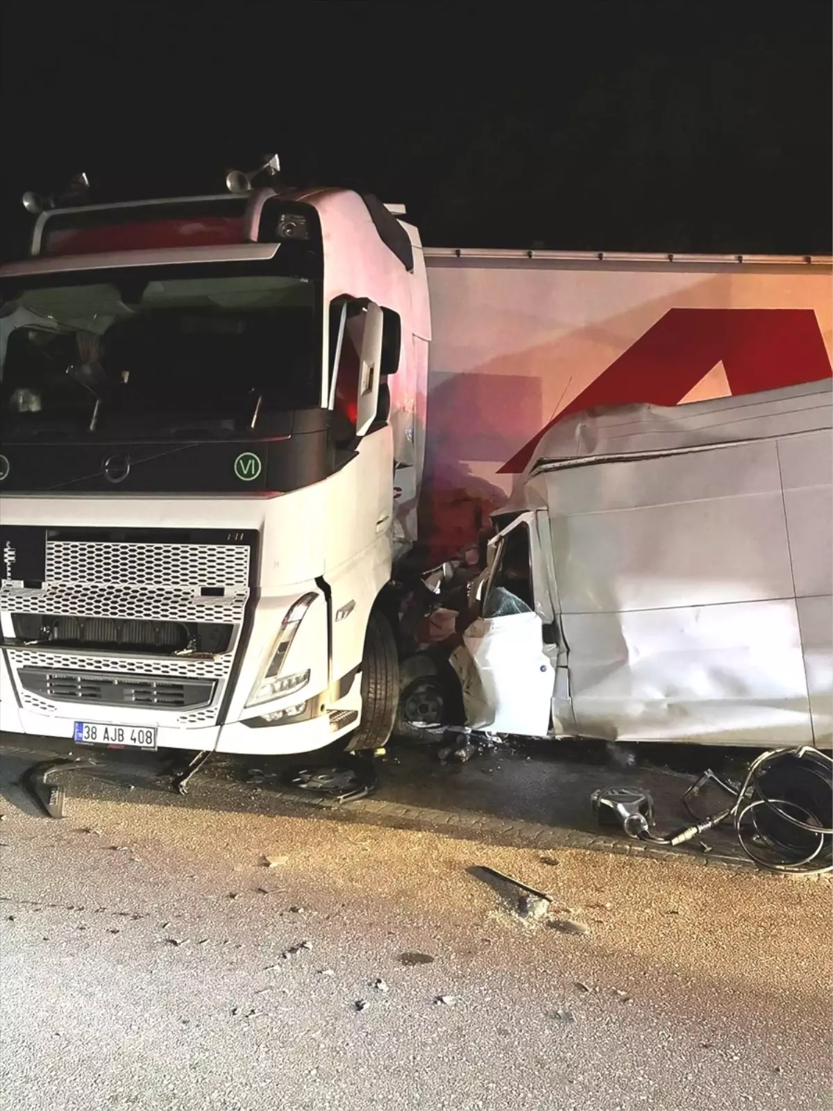 TAG Otoyolu\'nda Trafik Kazası: 1 Ölü, 1 Yaralı