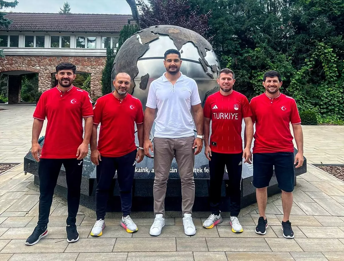 Akgül, Kadınlar Güreş Takımını Ziyaret Etti