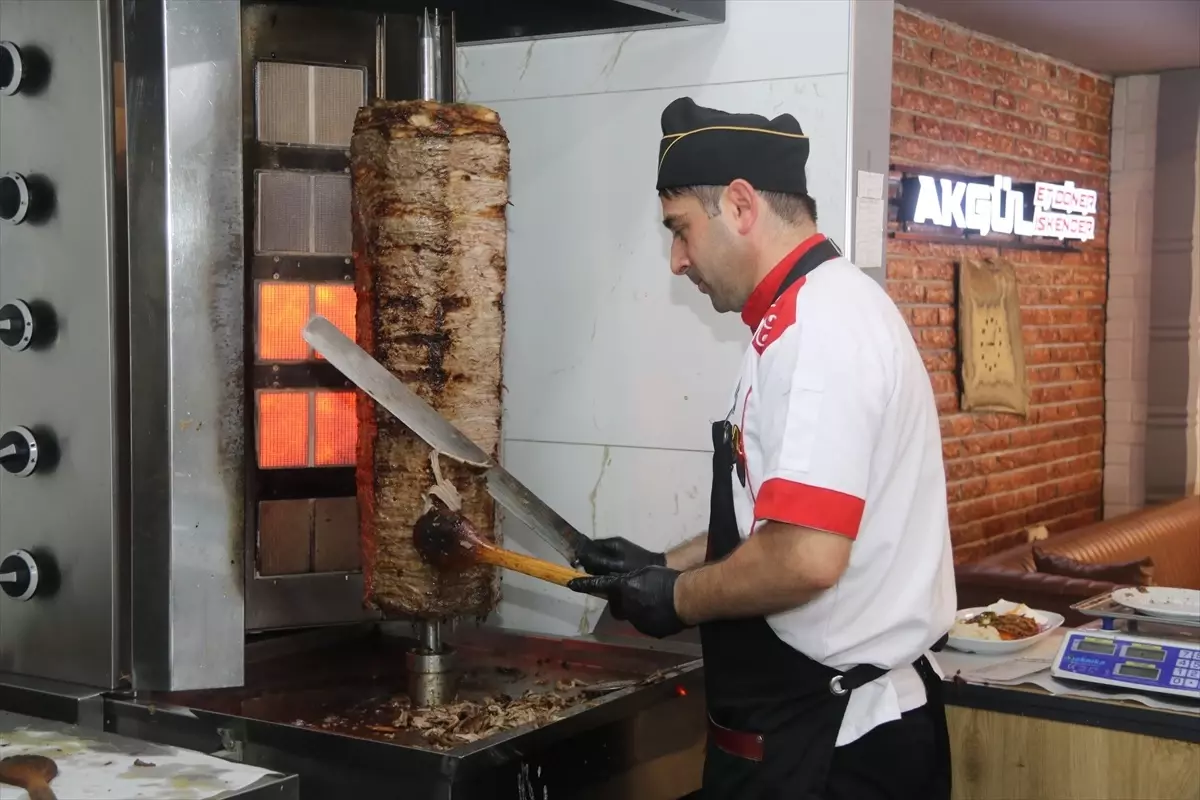 Amasya\'nın Sıcaklarında Döner Ustaları Mücadele Ediyor