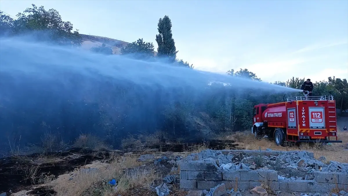 Tatvan\'da Otluk Alanda Yangın