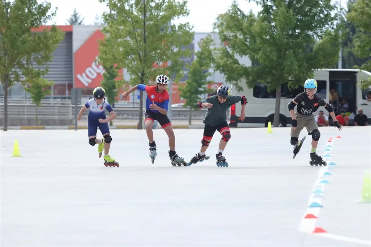 Kocaeli\'de Tekerlekli Paten Yarışması Başladı