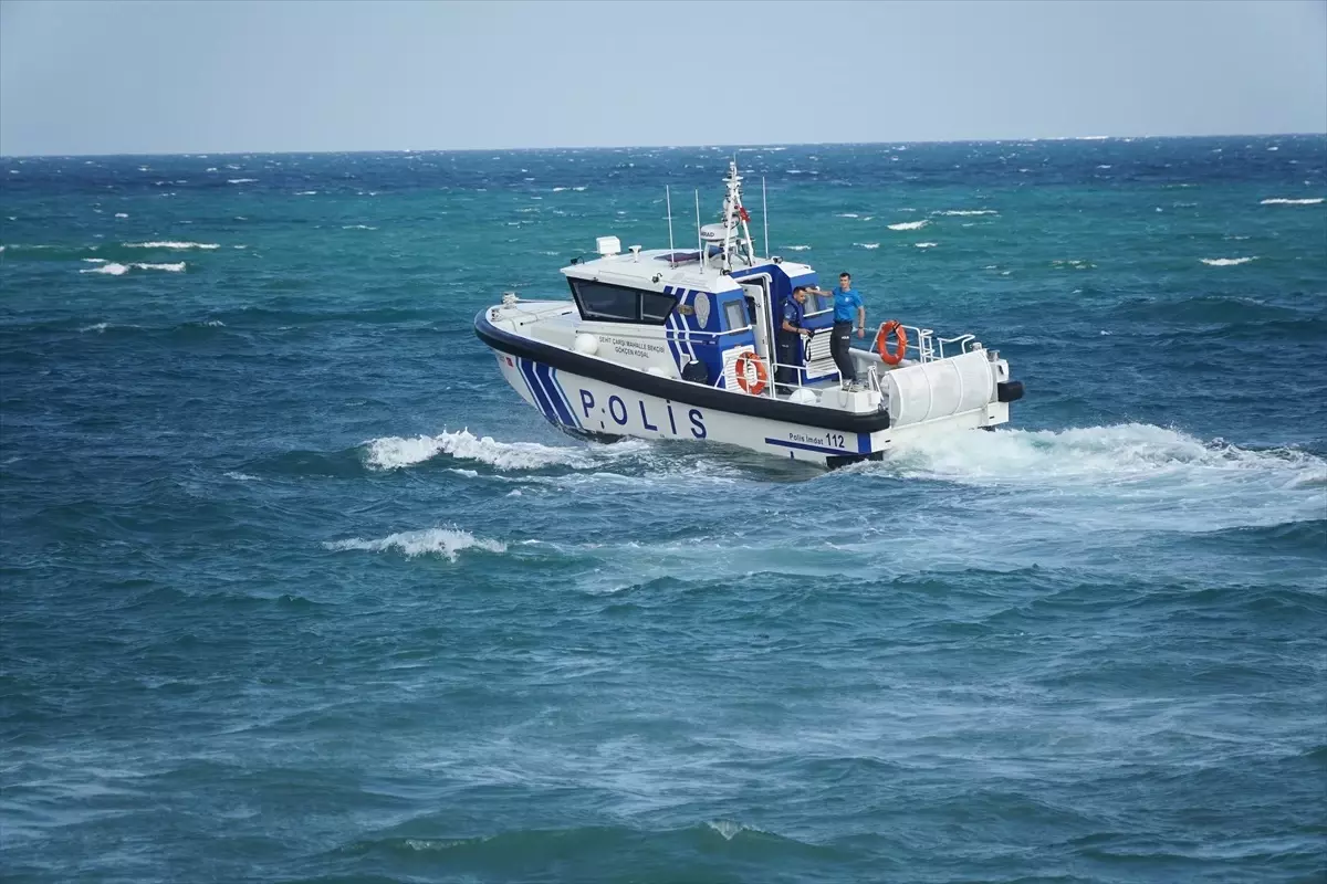 Tekirdağ\'da Boğulma Tehlikesi: Genç Kurtarıldı, Arkadaş için Arama Başlatıldı