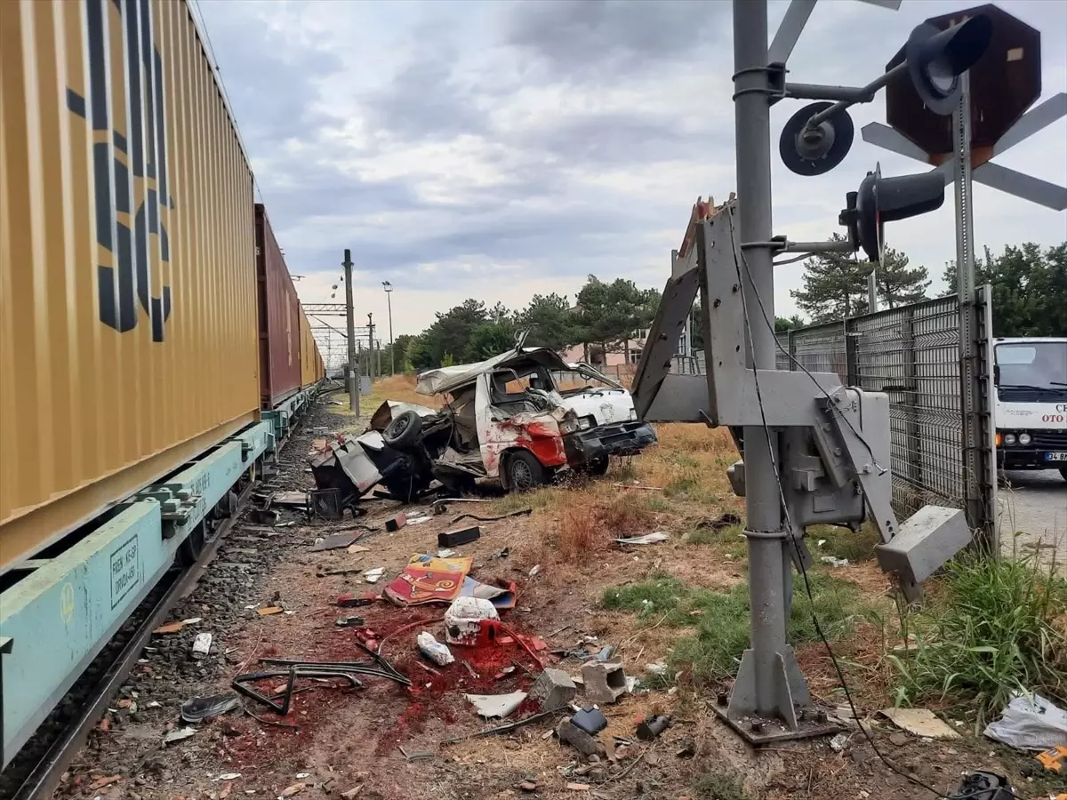 Muratlı\'da Tren Minibüse Çarptı: Sürücü Yaralı