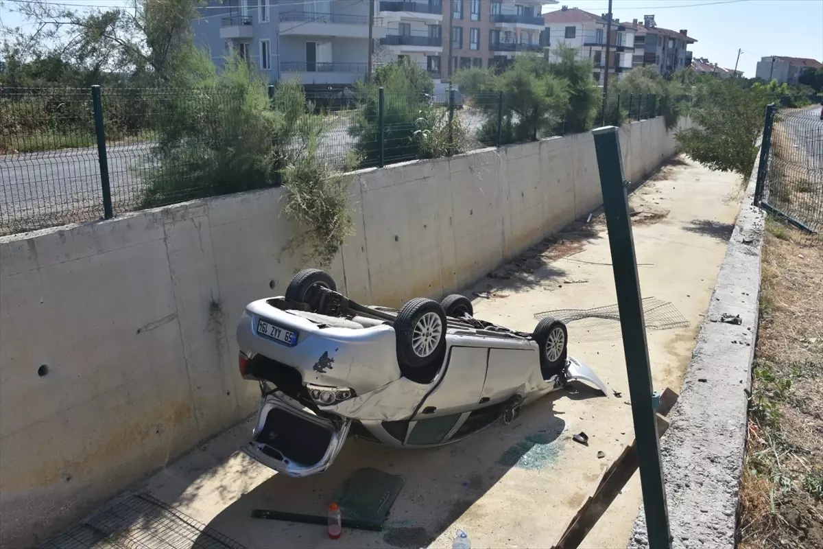 Şarköy\'de Otomobil Su Kanalına Devrildi