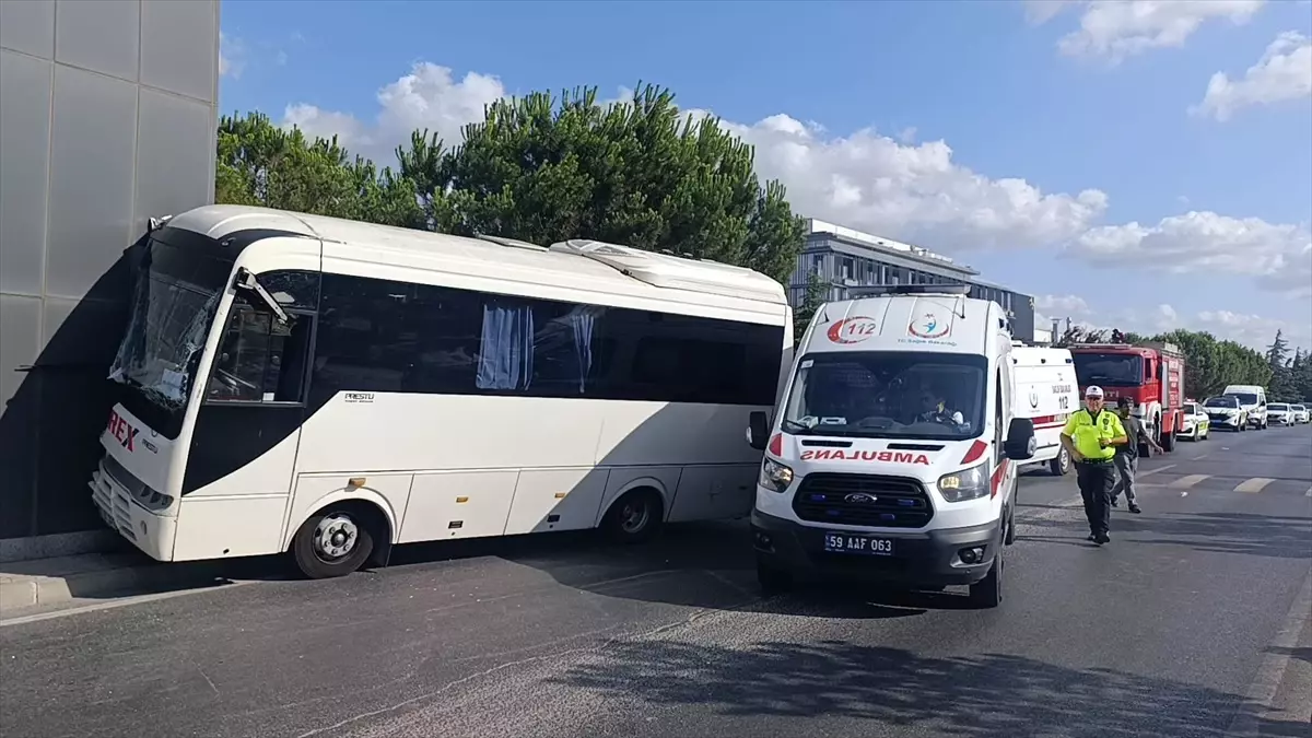 Kapaklı\'da İşçi Servisi Kaza Yaptı: 19 Yaralı