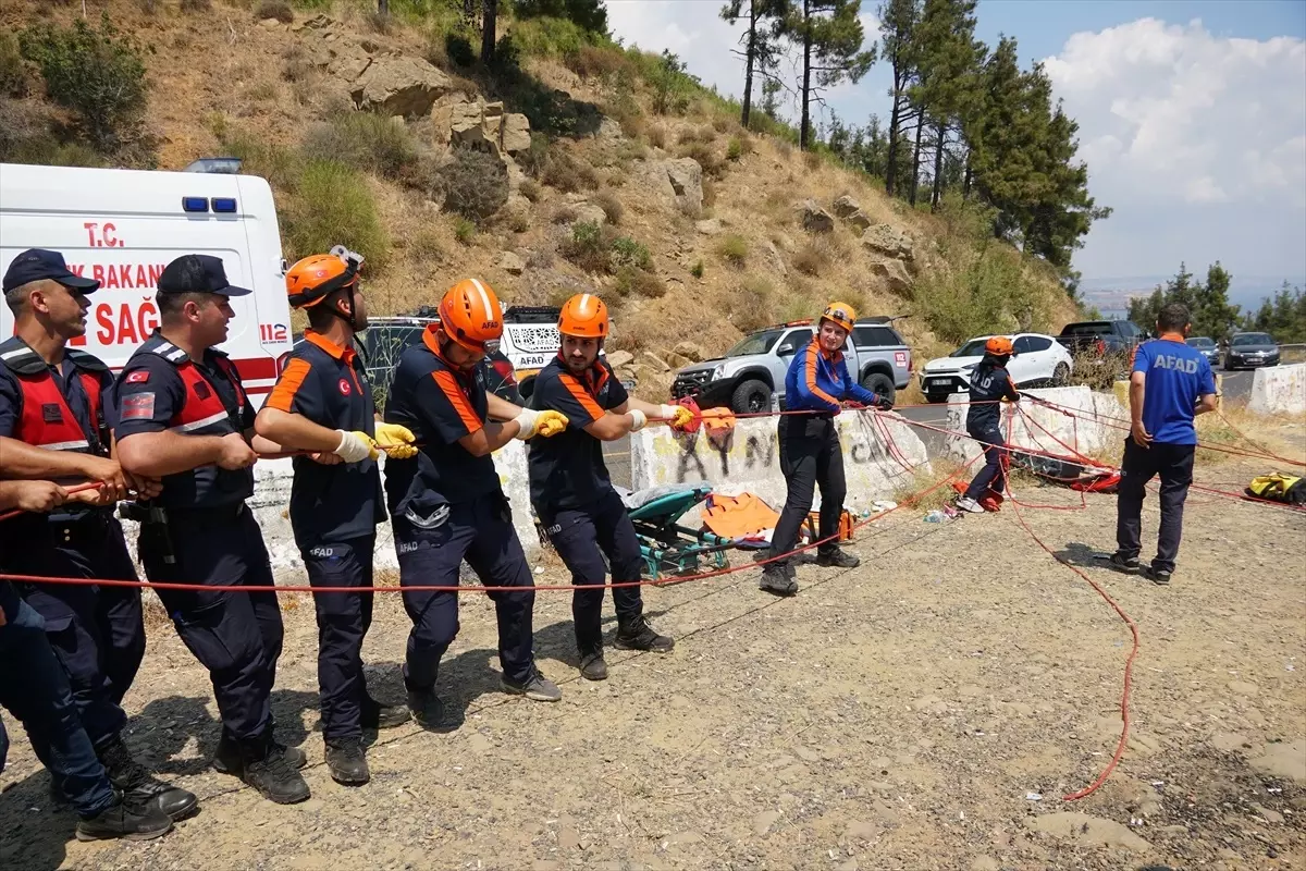 Uçurumdan Düşen Genç Hastaneye Kaldırıldı