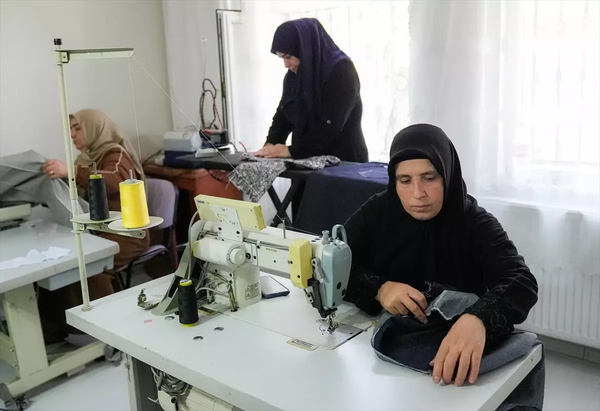 Tekstil fabrikalarının artan kumaşlarıyla çocuklara giysi üretiyorlar