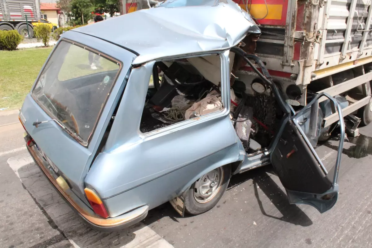 Aksaray\'da TIR\'a Arkadan Çarpan Otomobil Sürücüsü Yaralandı