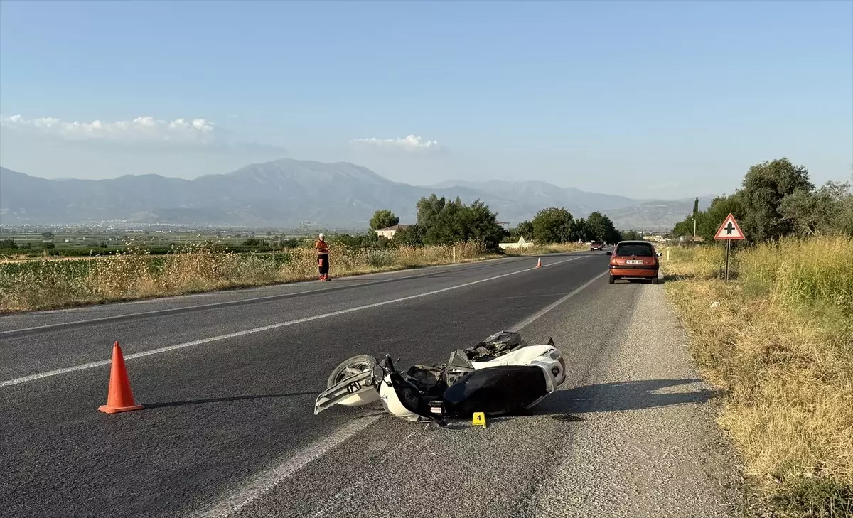 Tire\'de Motosiklet Kazası: 14 Yaşındaki Çocuk Hayatını Kaybetti
