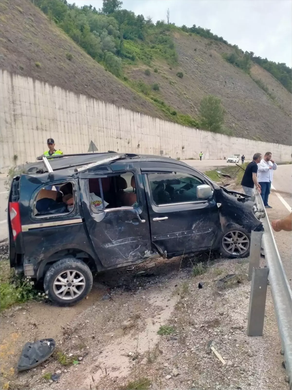 Tokat\'ta Bariyerlere Çarpan Araçta 4 Yaralı