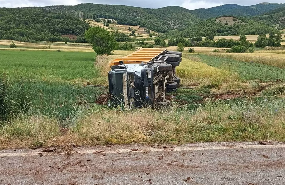 Tokat\'ta Kamyon Devrildi, Sürücü Hayatını Kaybetti