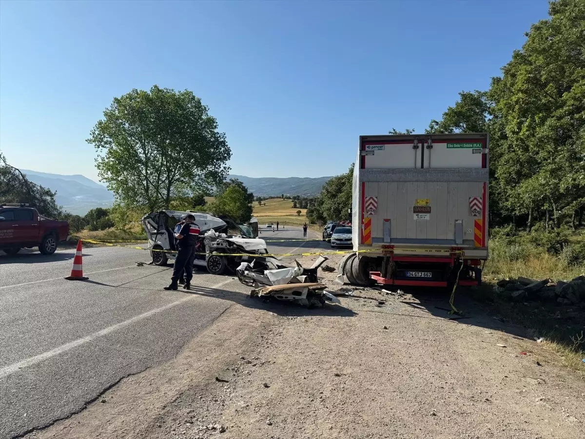 Niksar\'da Trafik Kazası: 2 Ölü, 3 Yaralı