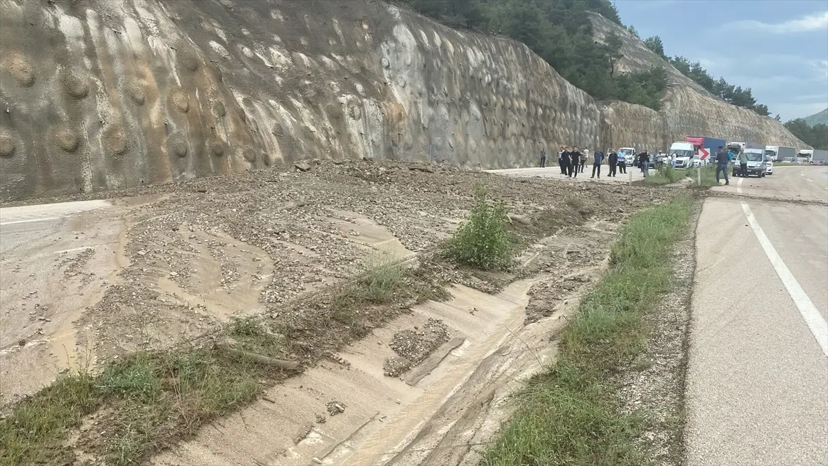 Reşadiye\'de Yol Toprak Kayması Sonrası Açıldı