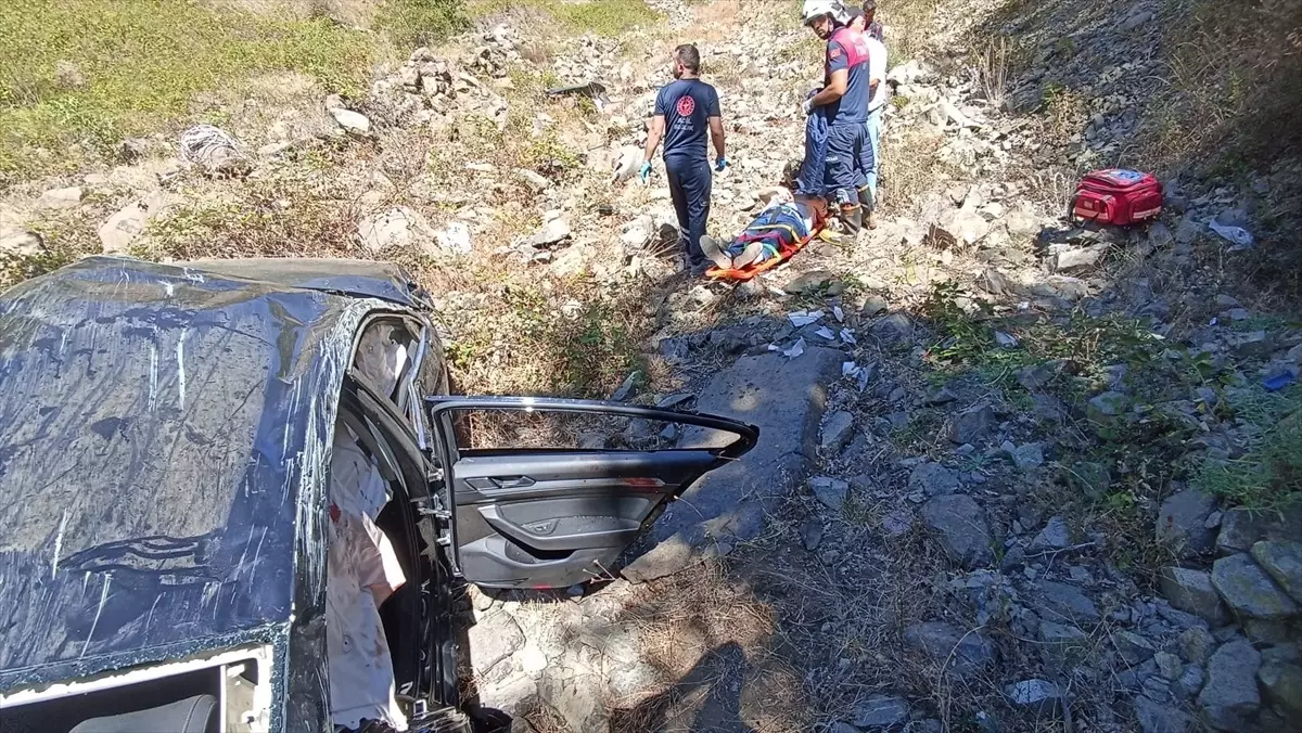 Niksar\'da Uçuruma Devrilen Araçta Sürücü Yaralandı