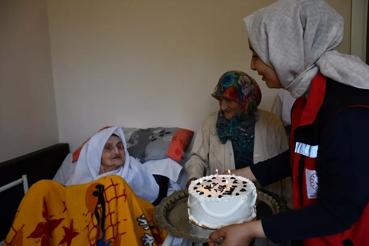 106 Yaşında: Hatice Oskay\'ın Doğum Günü Kutlandı