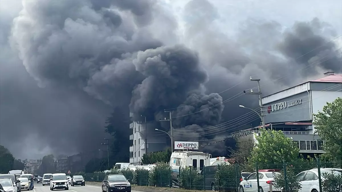 Akçaabat\'ta Alışveriş Merkezinde Yangın