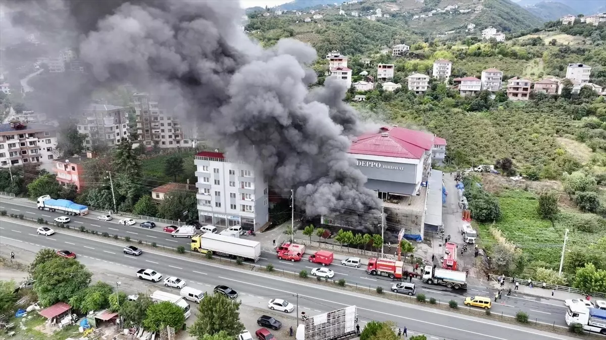 Akçaabat\'ta Alışveriş Merkezinde Yangın