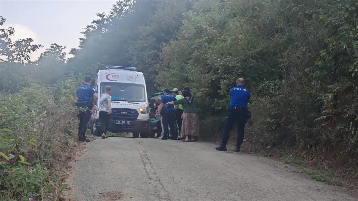 Trabzon\'da Devrilen Araçta Sürücü Yaralandı